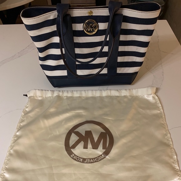 Micheal kors purse - Picture 1 of 4